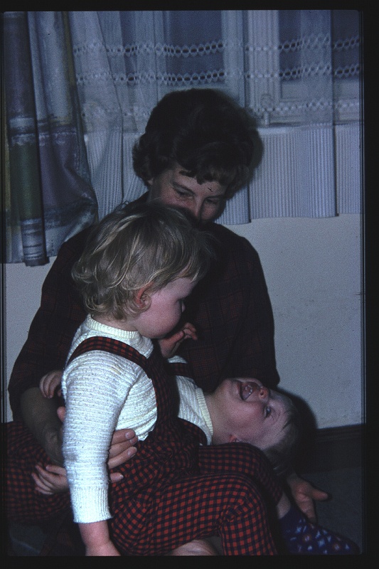 31.Regensburg mrt 1965 Mama,Brigitte,Marion.JPG